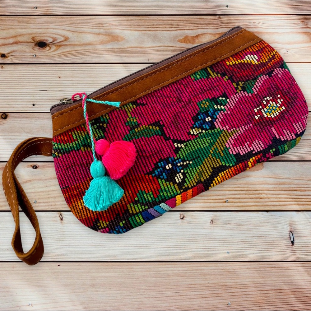 Nena & Co - Embroidery Wristlet